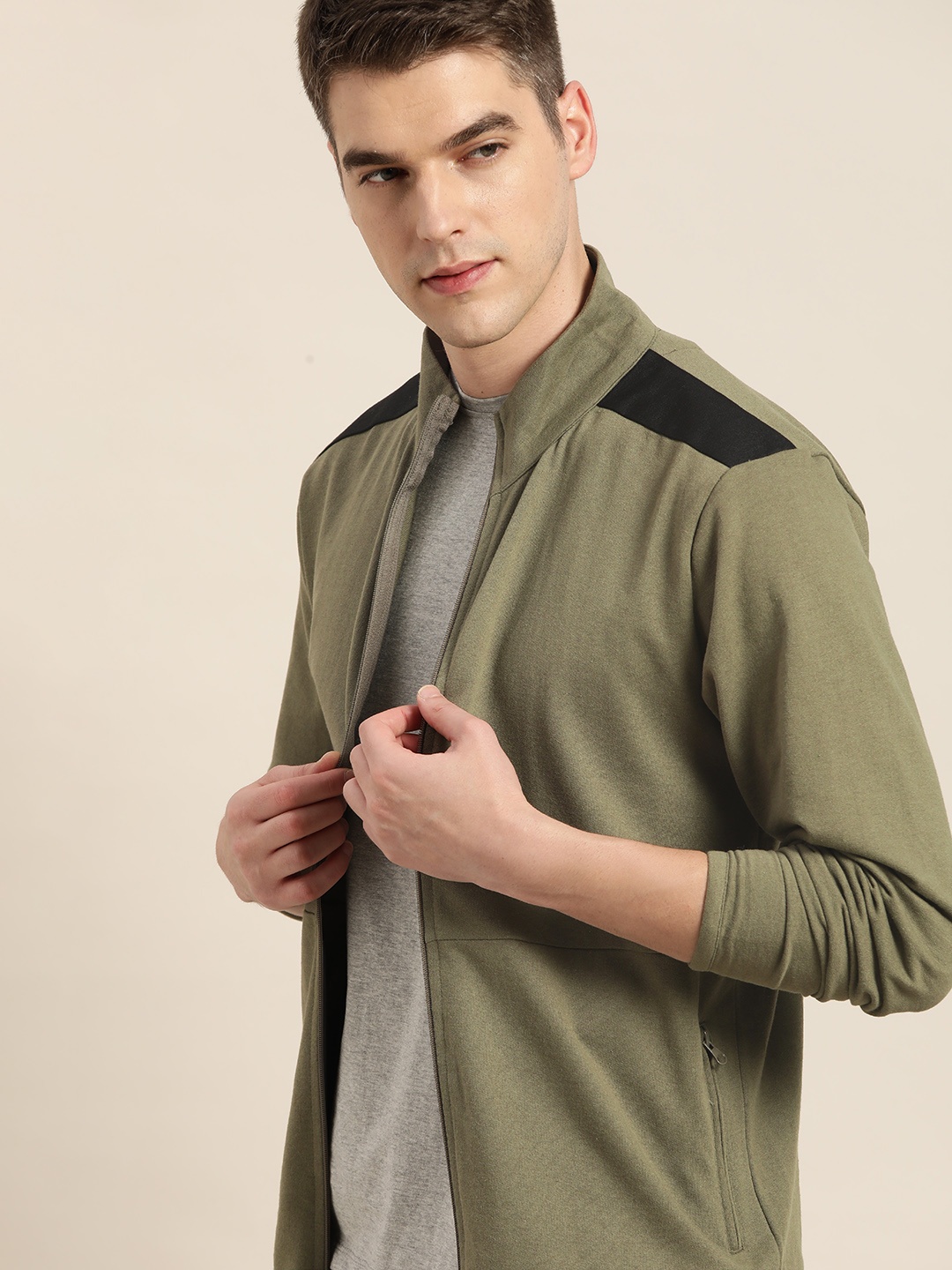 

INVICTUS Men Olive Green Solid Pure Cotton Front-Open Sweatshirt