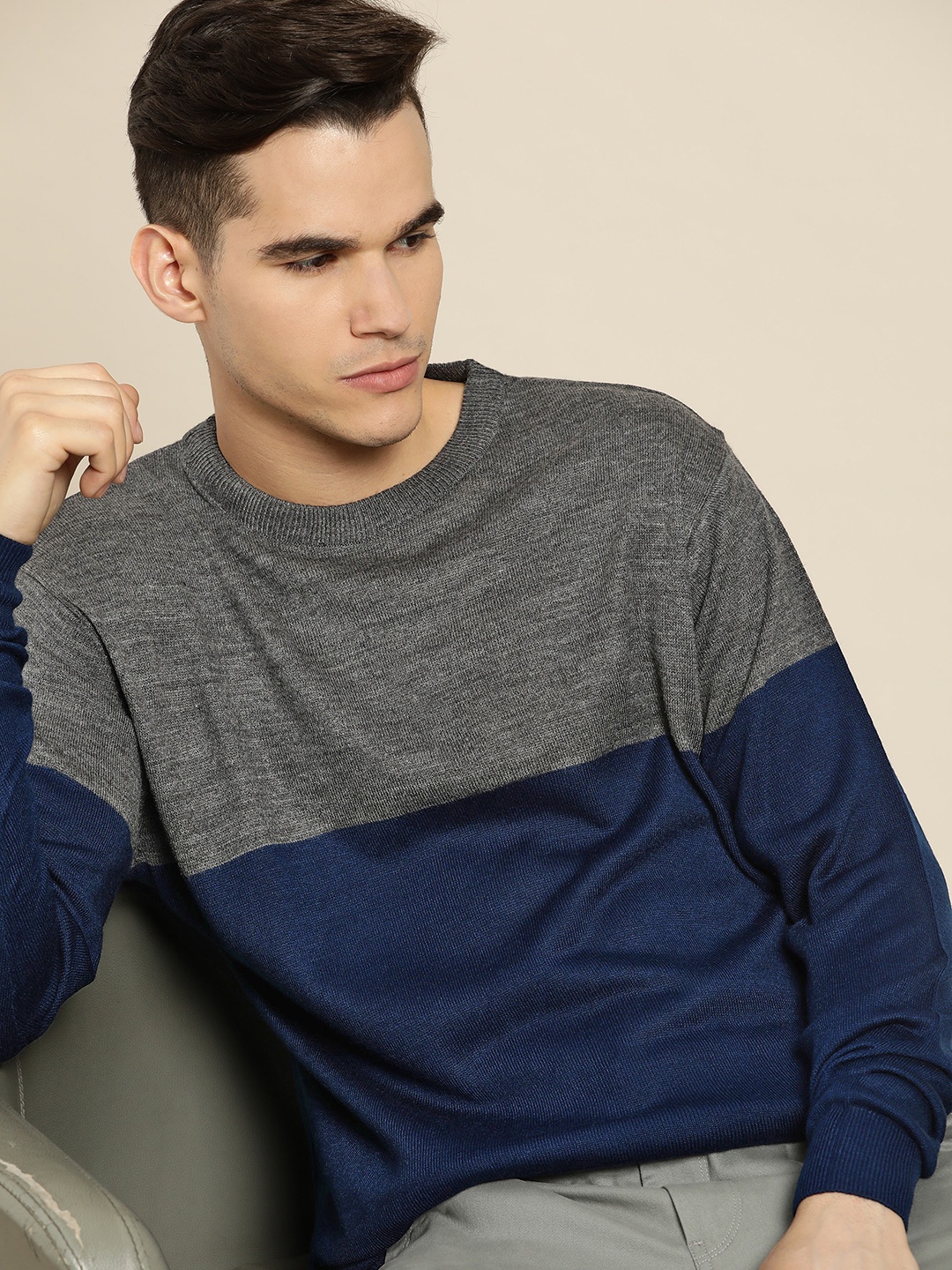 

INVICTUS Men Charcoal Grey & Navy Blue Colourblocked Pullover