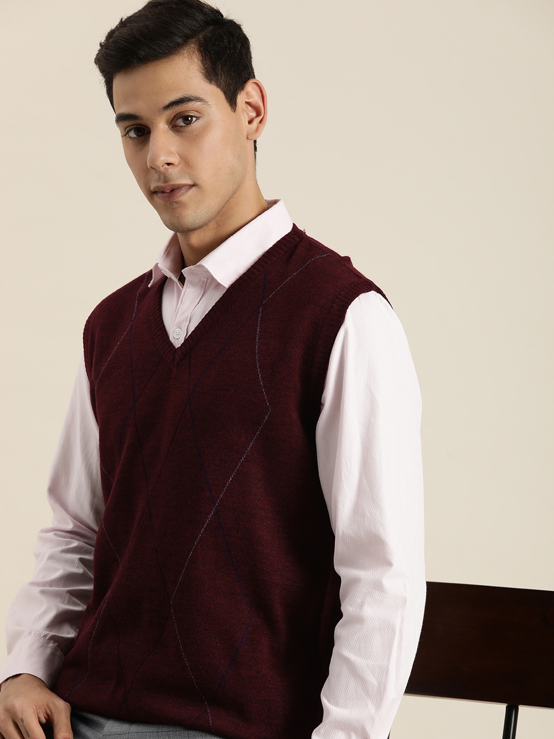 

INVICTUS Men Maroon Geometric Print Sweater Vest