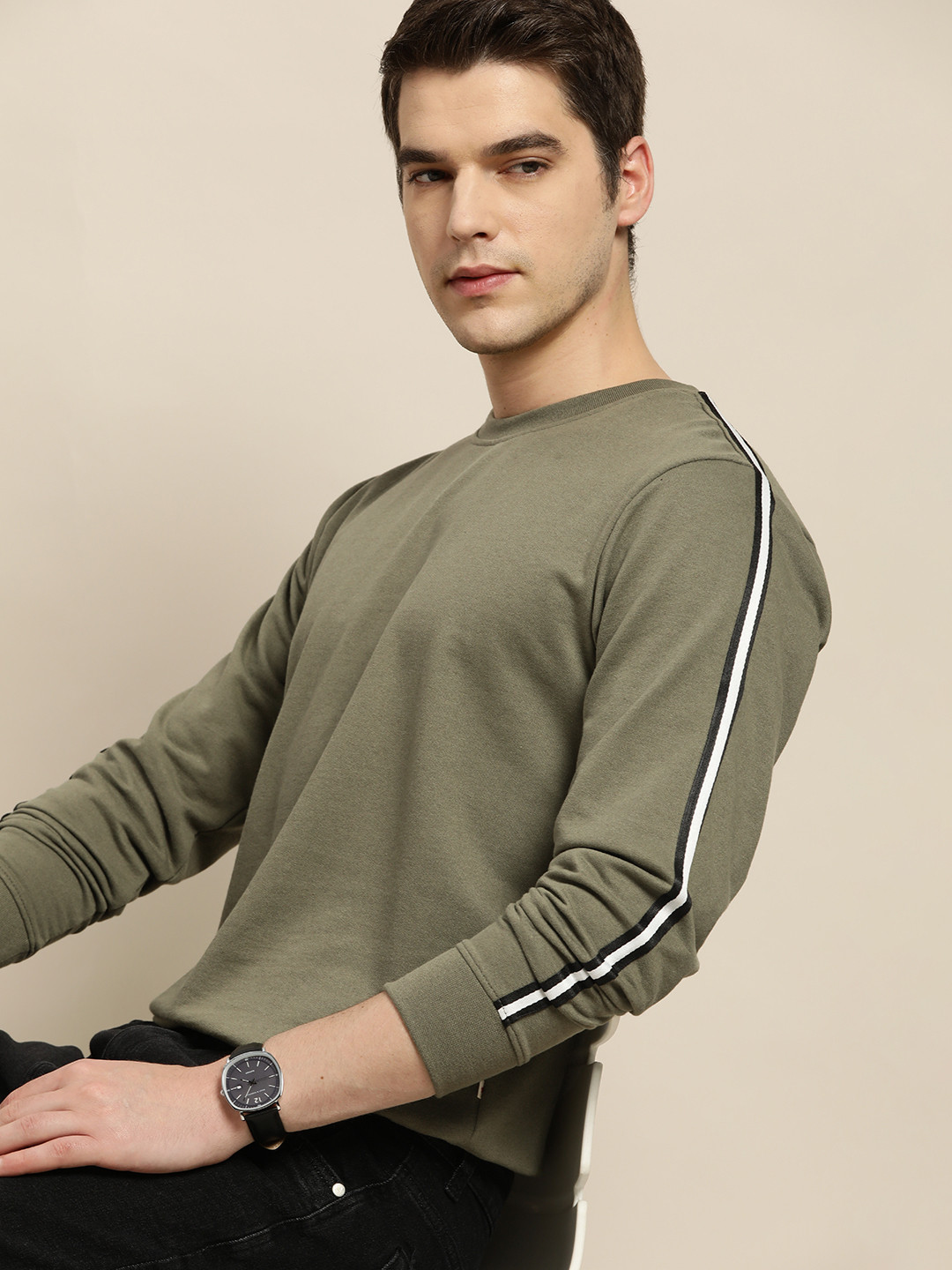 

INVICTUS Men Olive Green Solid Pure Cotton Sweatshirt