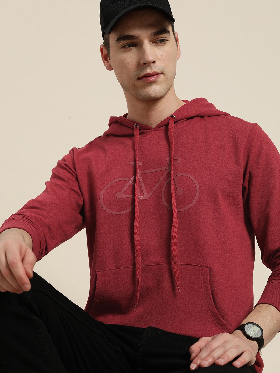 

INVICTUS Red Solid Printed Hooded Sweatshirt