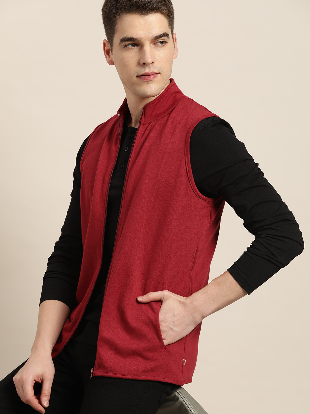 

INVICTUS Men Maroon Solid Pure Cotton Sleeveless Front-Open Sweatshirt