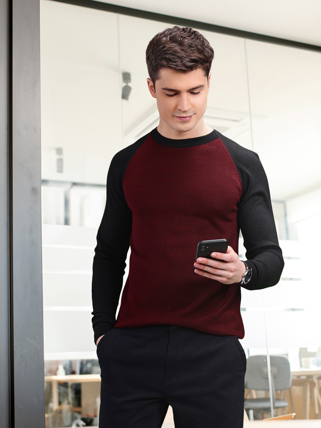 

INVICTUS Men Maroon & Black Solid Pullover