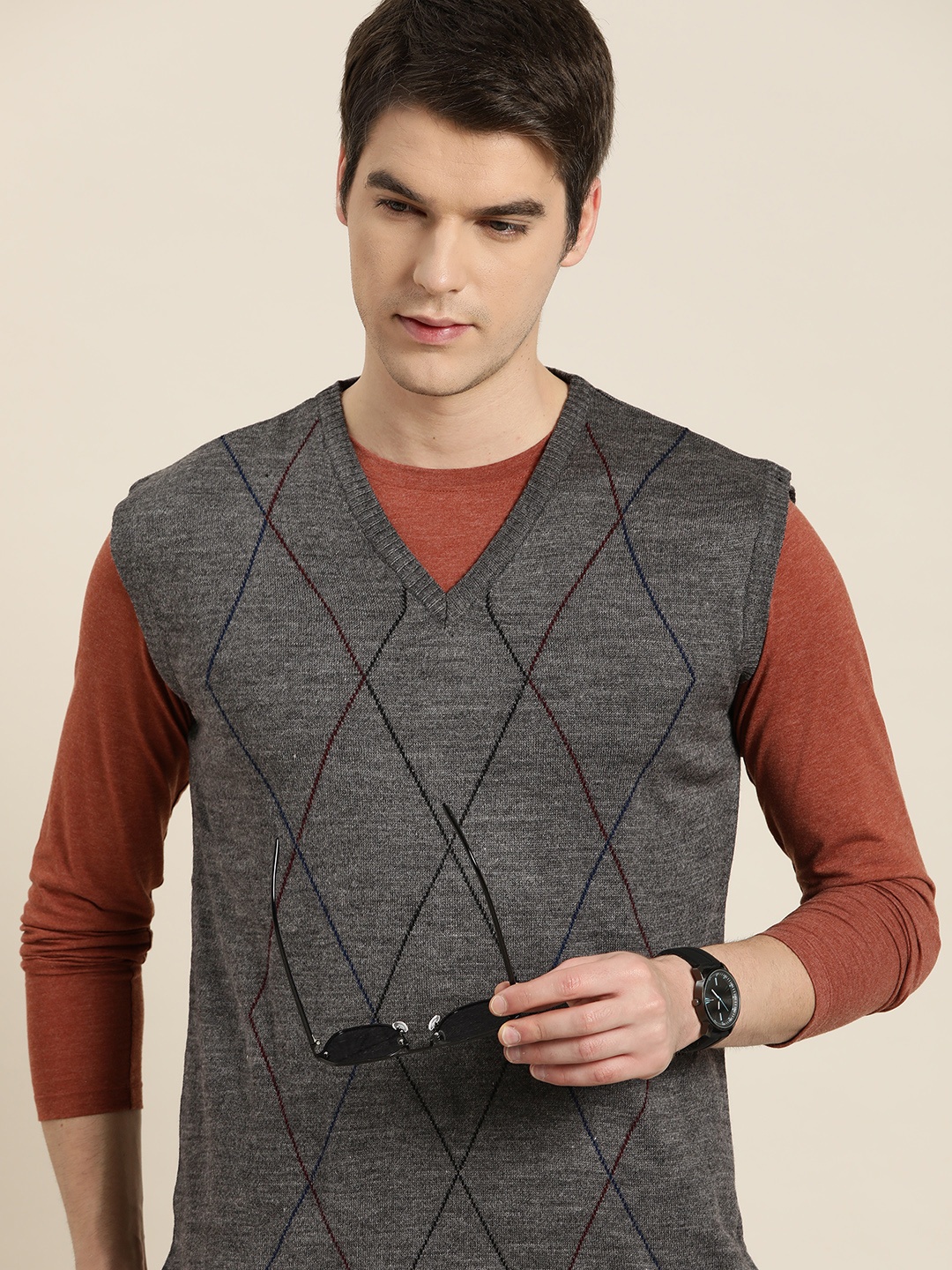 

INVICTUS Men Grey Self-Design Acrylic Geometric Pattern Sweater Vest