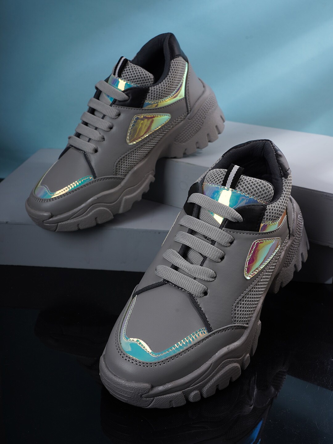 

VEILLE Women Grey Running Shoes