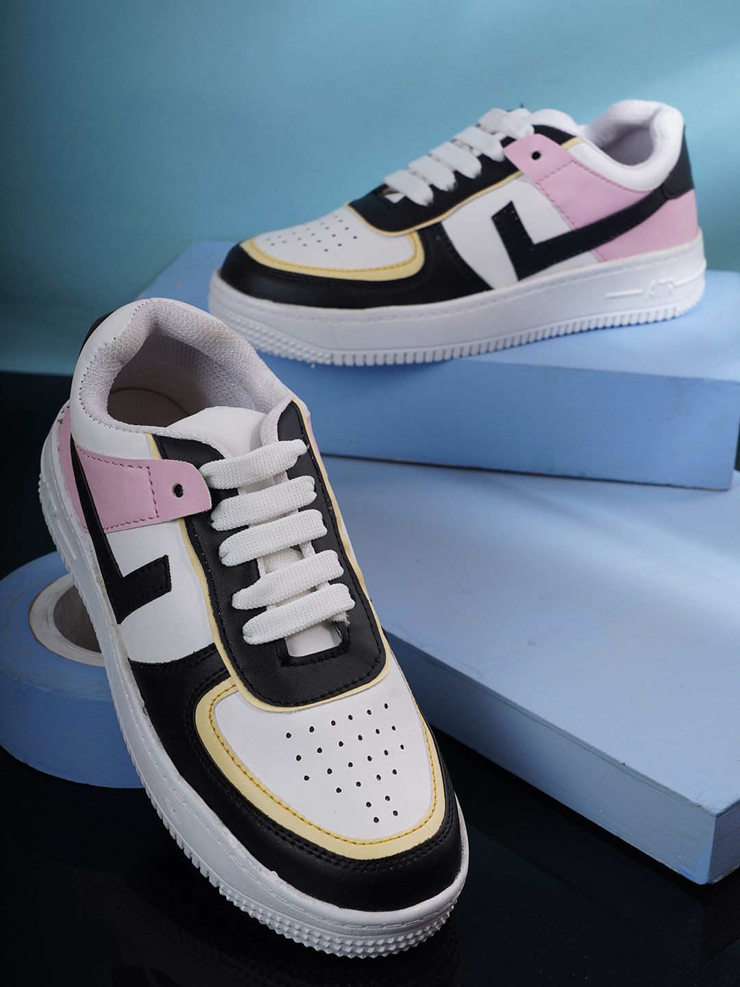 

VEILLE Women Black Colourblocked PU Sneakers
