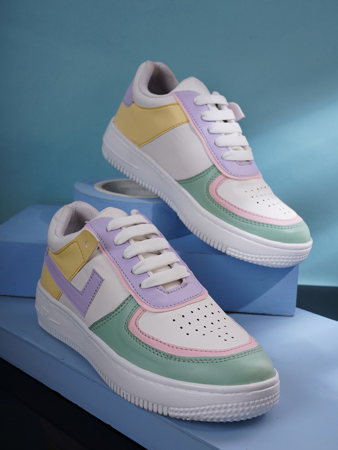 

VEILLE Women Green Running Shoes
