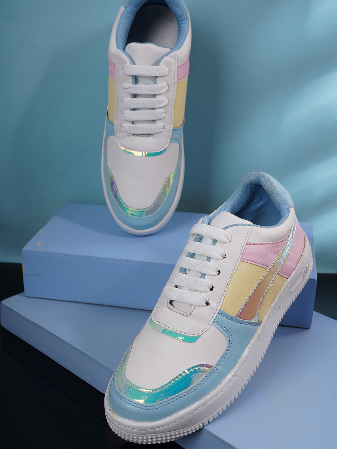 

VEILLE Women Blue Colourblocked PU Sneakers