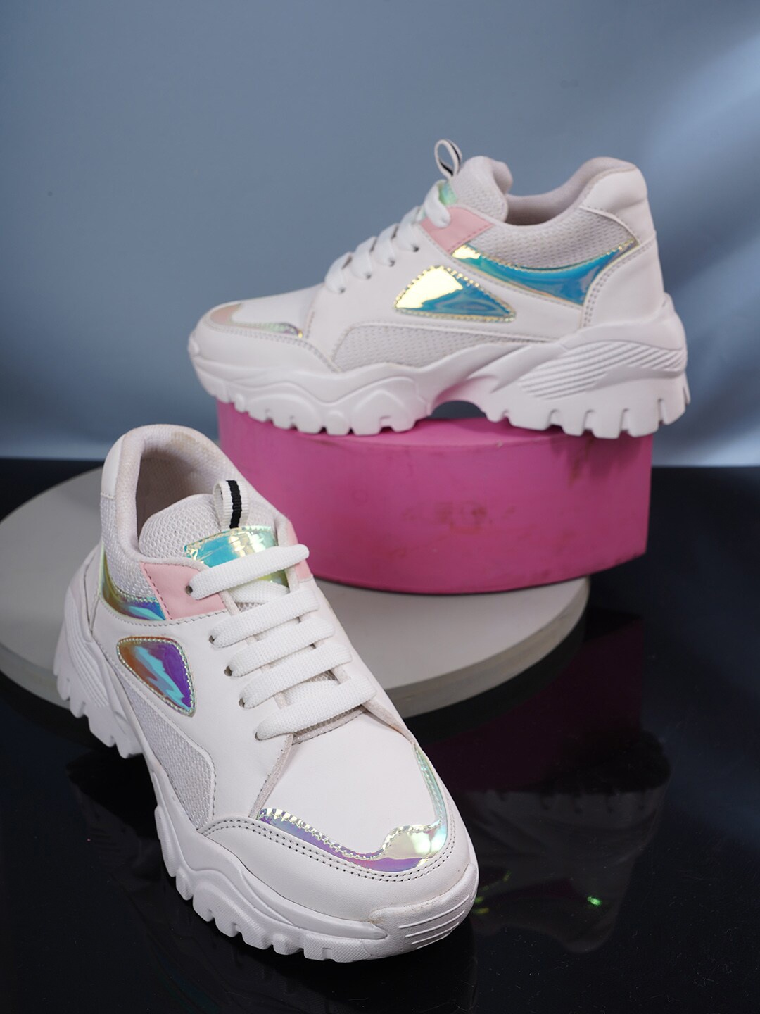 

VEILLE Women White Running Shoes
