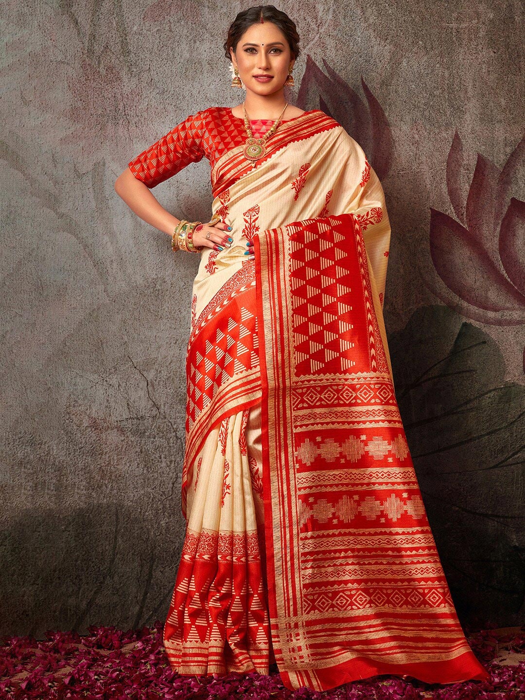 

Mitera Off White & Red Silk Blend Sambalpuri Saree