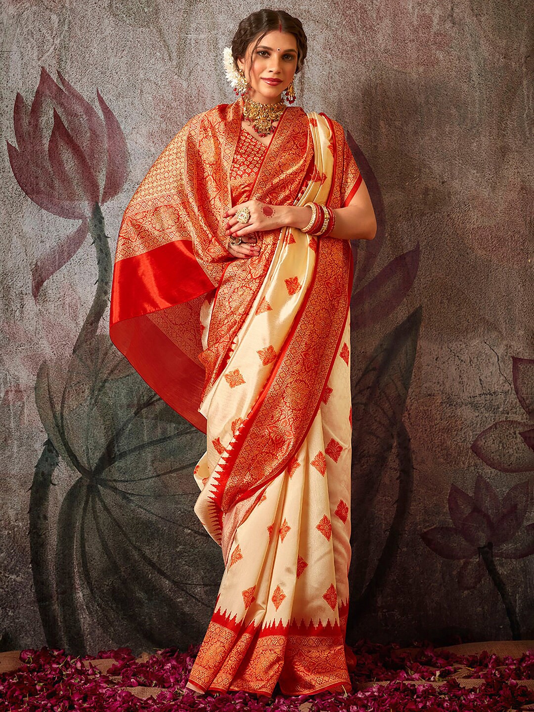 

Mitera Off White & Red Floral Silk Blend Sambalpuri Saree