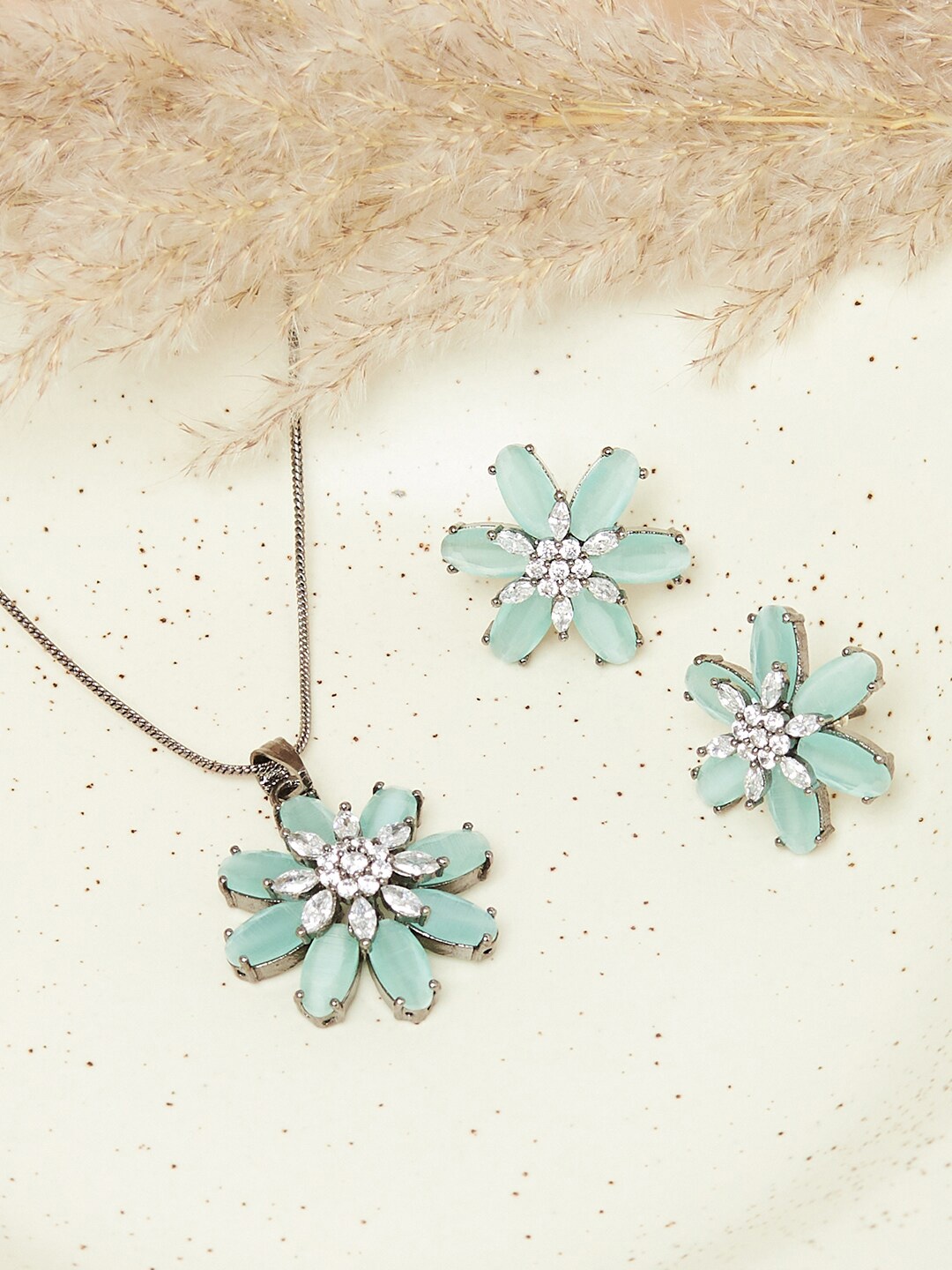 

Studio Voylla Green Pendant Set With Chain