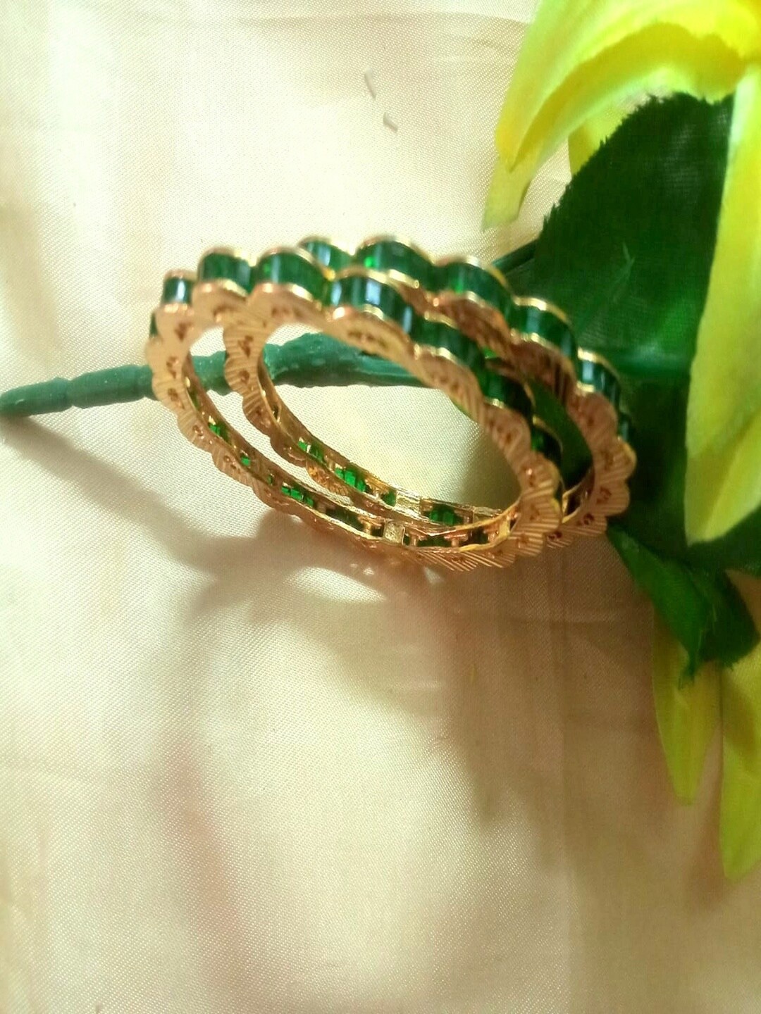 

Runjhun Green Gold-Plated Kundan Traditional Bangle