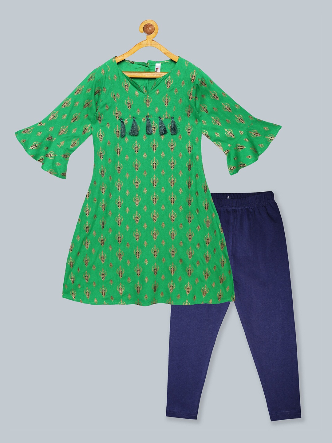 

KiddoPanti Girls Green Ethnic Printed Kurta with Legging Set