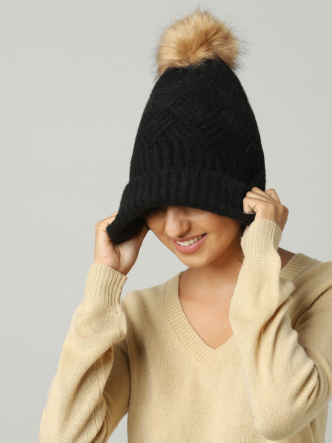 

ONLY Women Black & Brown Solid Knitted Beanie