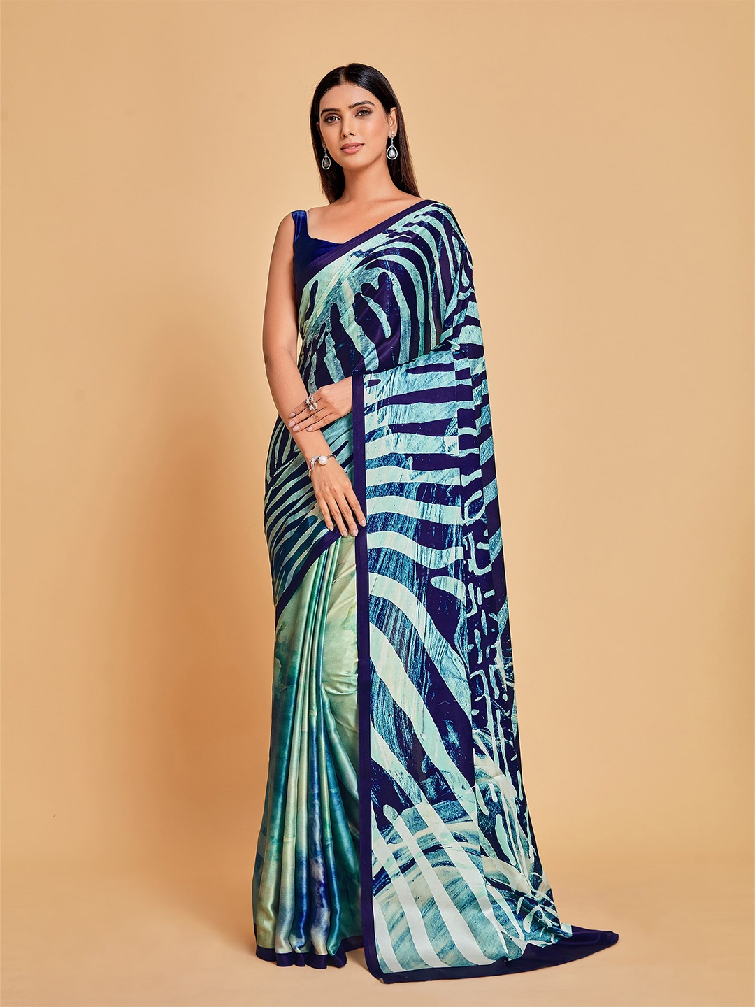 

Sangria Women's Navy Blue & White Tie And Dye Satin Saree