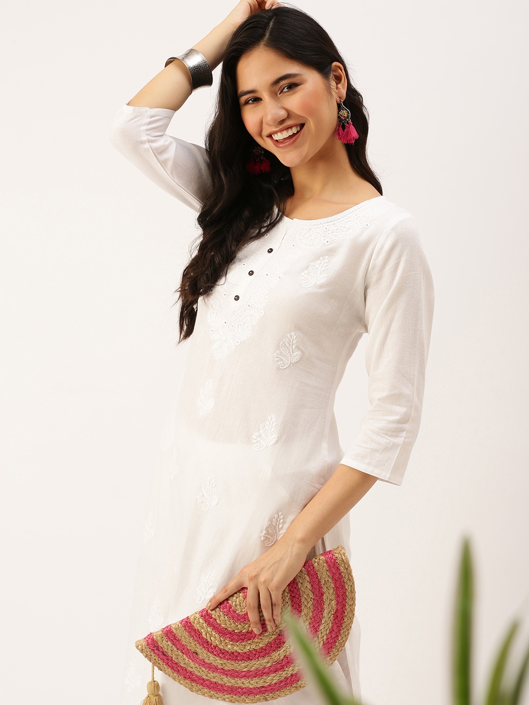 

SHOWOFF Women White Floral Embroidered Floral Kurta