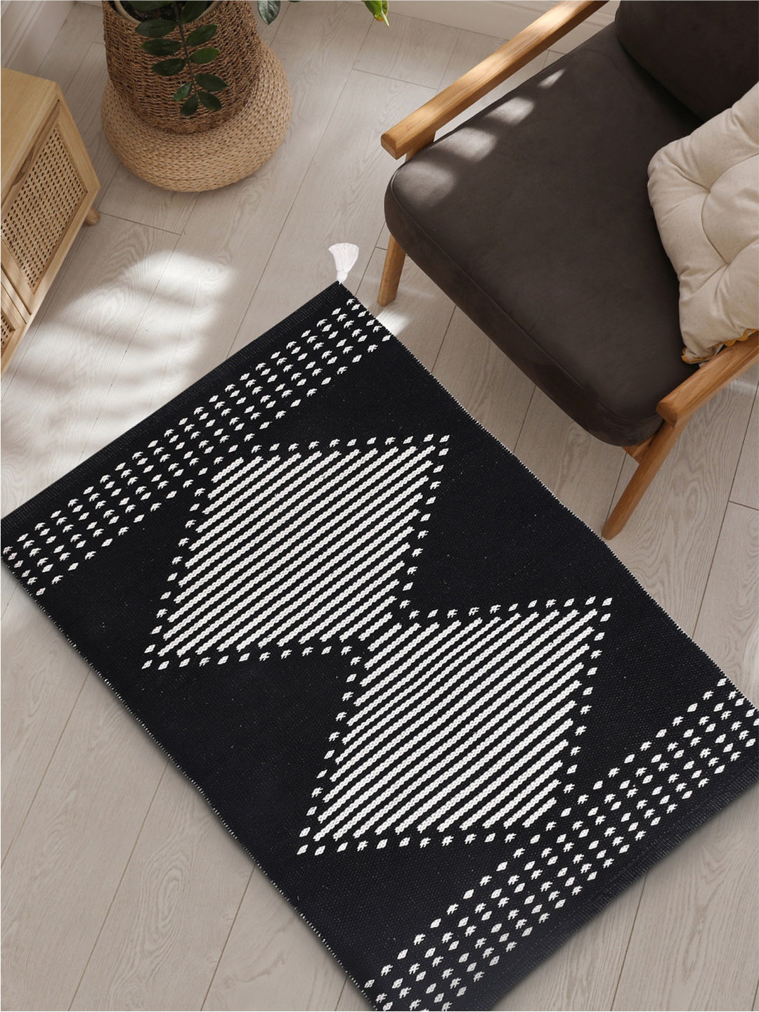 

URBAN SPACE Black & White Bhohemian Printed Anti-Skid Carpet