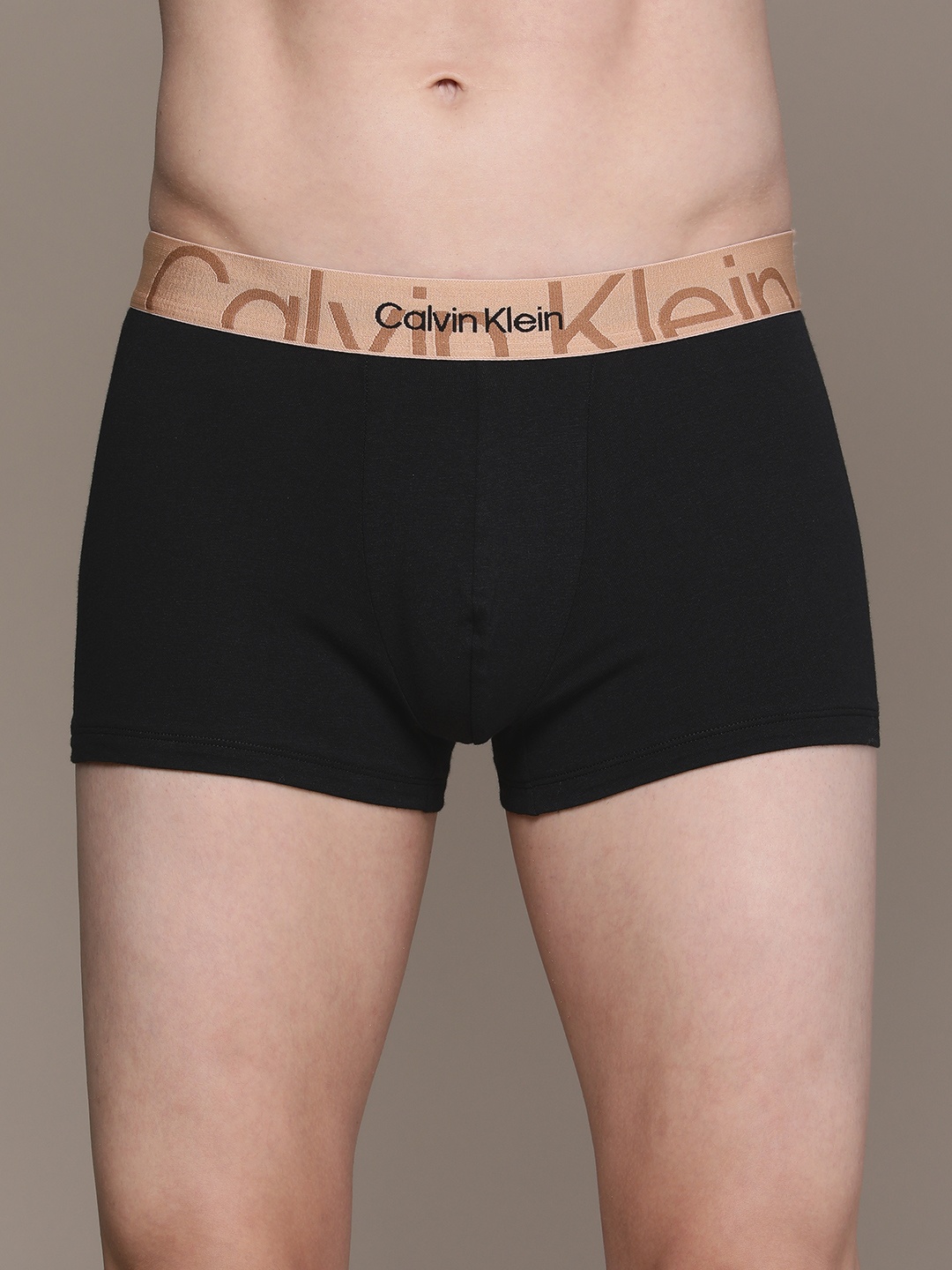 

Calvin Klein Underwear Men Black Solid Trunk NB33025LA