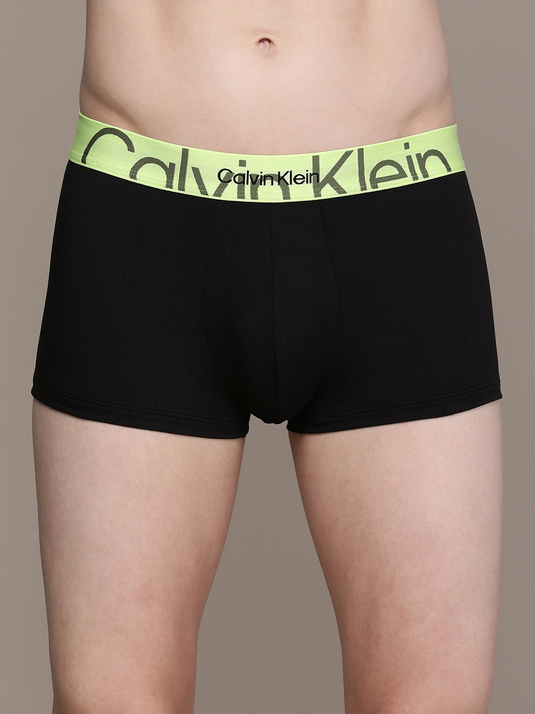 

Calvin Klein Underwear Men Black Solid Trunks- NB2904DA3