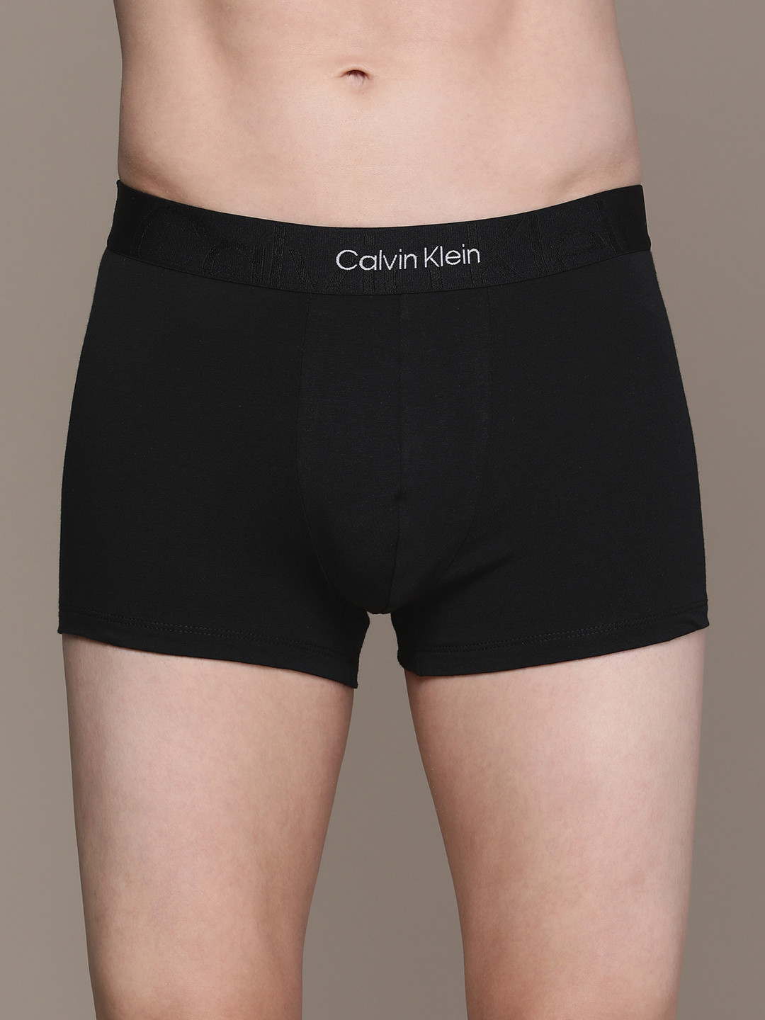 

Calvin Klein Underwear Men Black Solid Trunk NB3299UB1