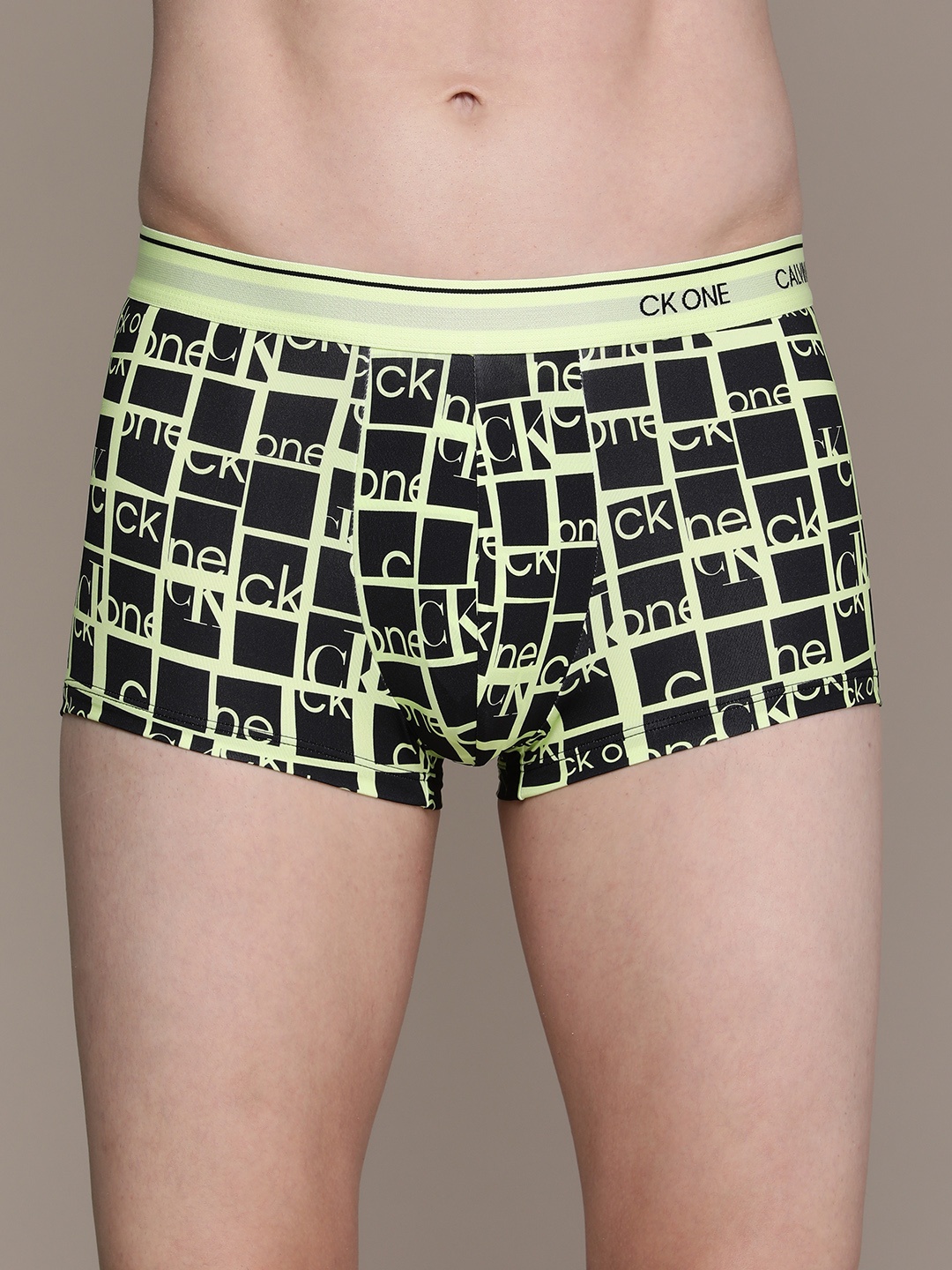 

Calvin Klein Underwear Men Black & Lime Green Printed Trunks- NB22255UR