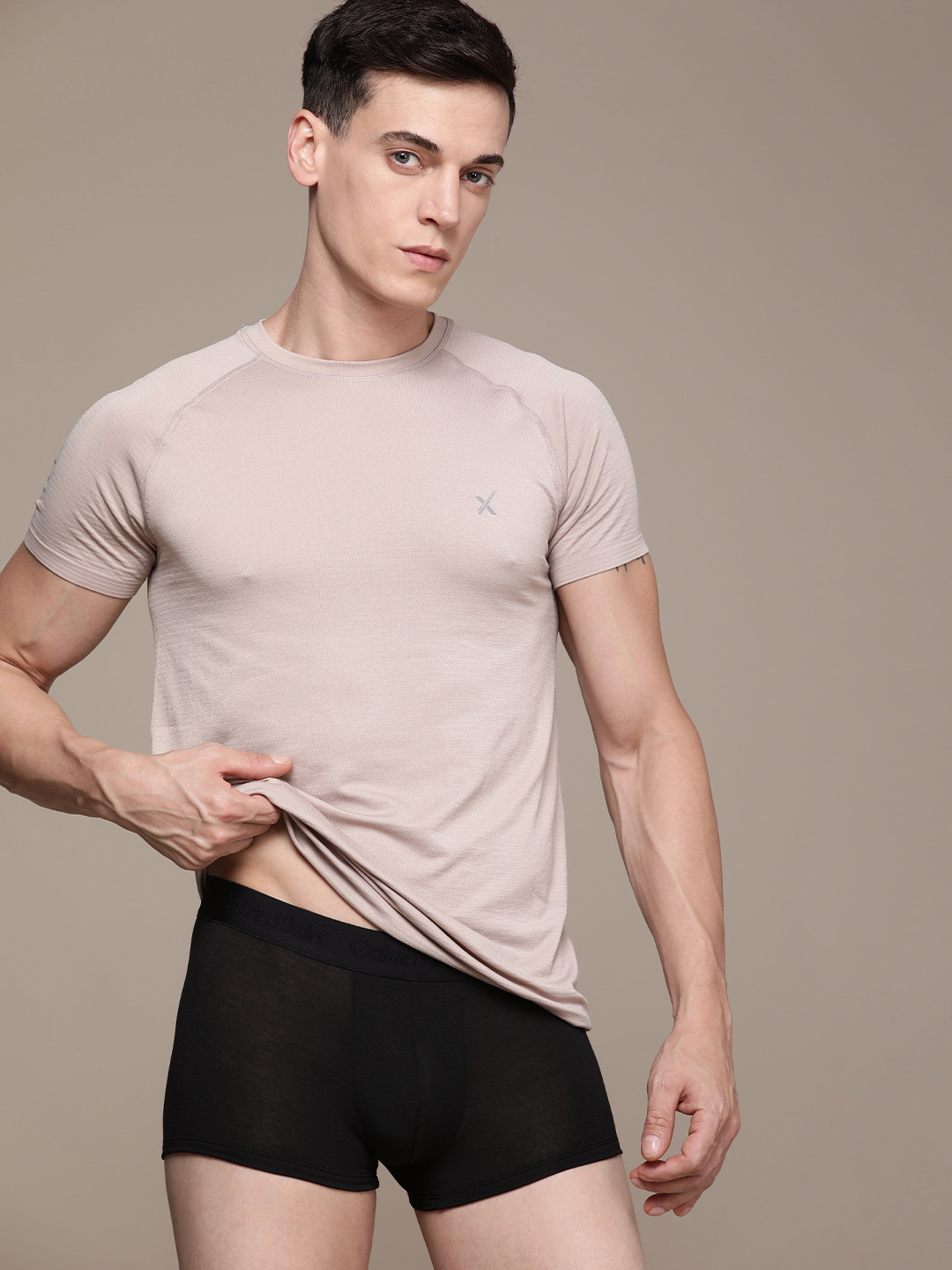 

Calvin Klein Underwear Men Black Solid Low-Rise Trunk NB3327UB1