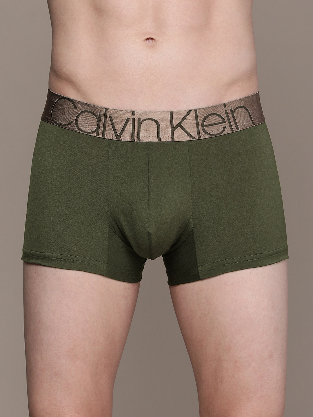 

Calvin Klein Underwear Men Olive Green Solid Trunk NB2540FBU