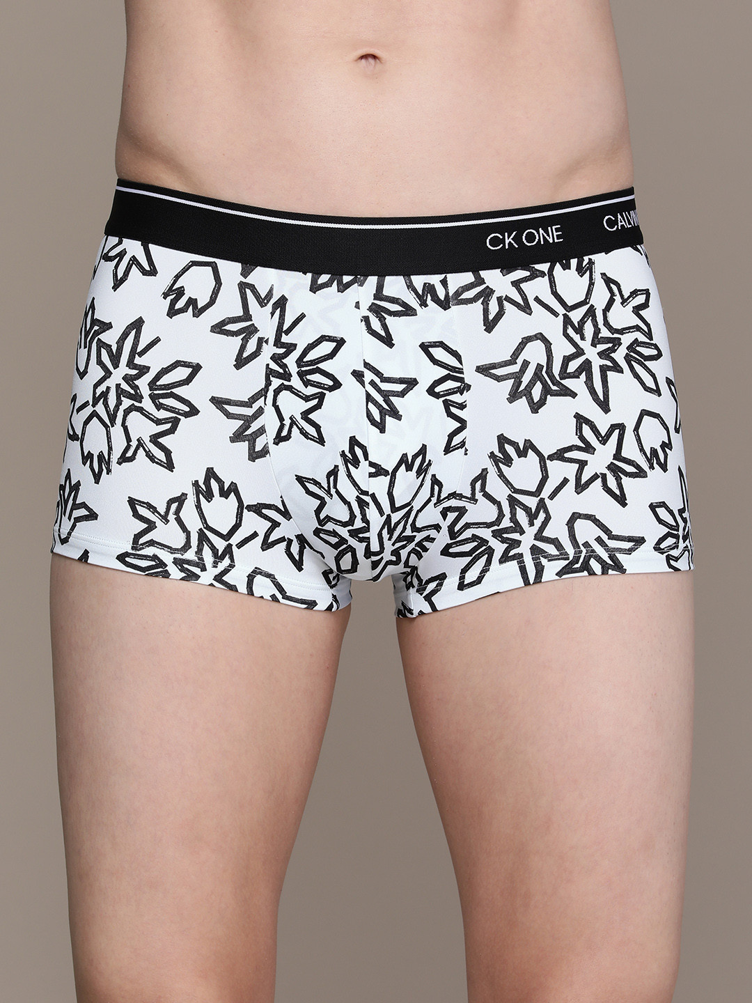 

Calvin Klein Underwear Men White & Black Printed Trunks- NB22255UQ