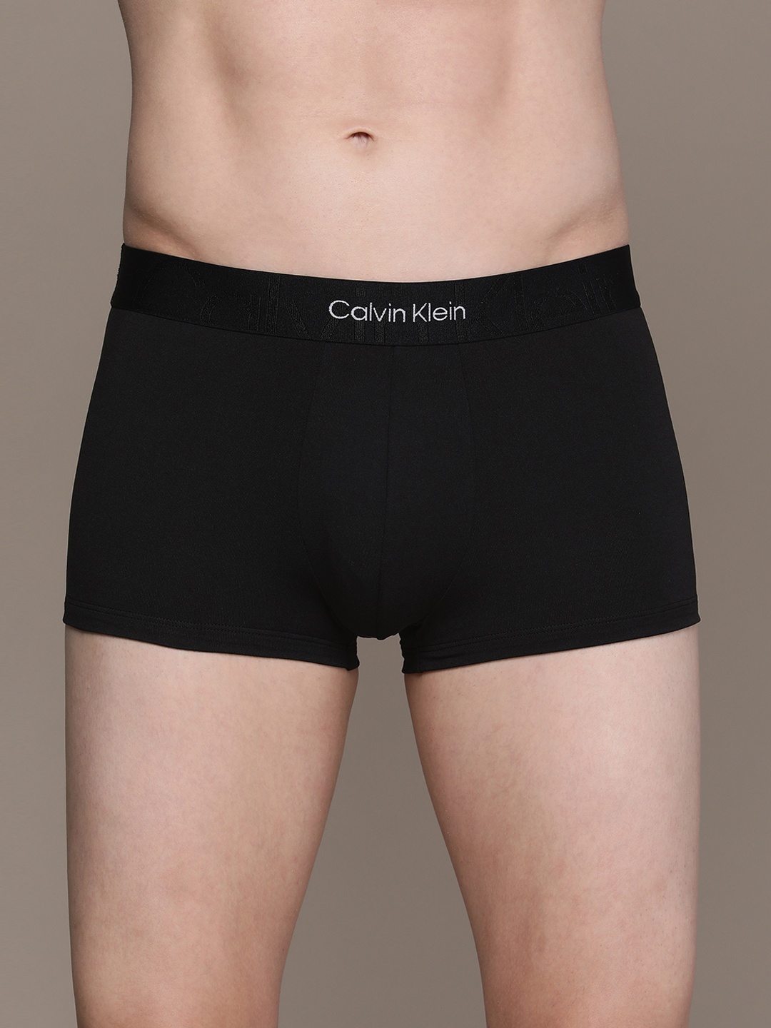 

Calvin Klein Underwear Men Black Solid Trunk NB3312UB1