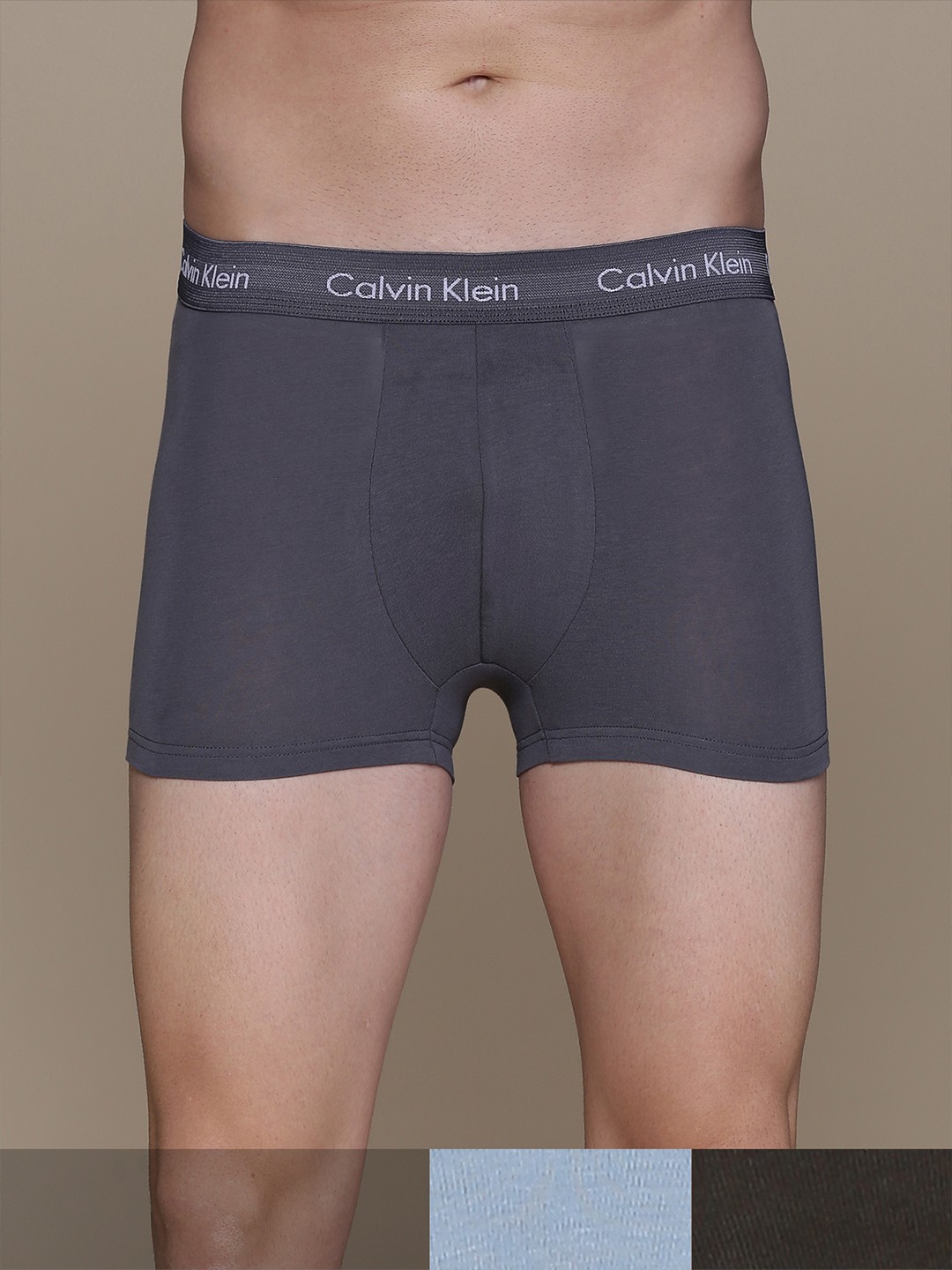 

Calvin Klein Underwear Men Pack of 3 Solid Trunks U26646EX, Grey