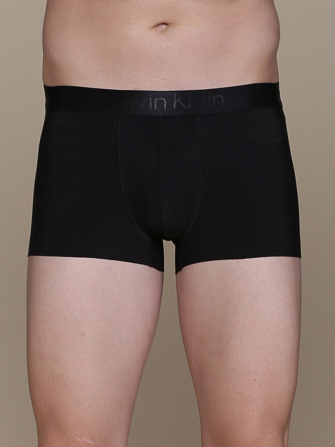 

Calvin Klein Underwear Men Black Solid Low-Rise Trunk NB3248UB1