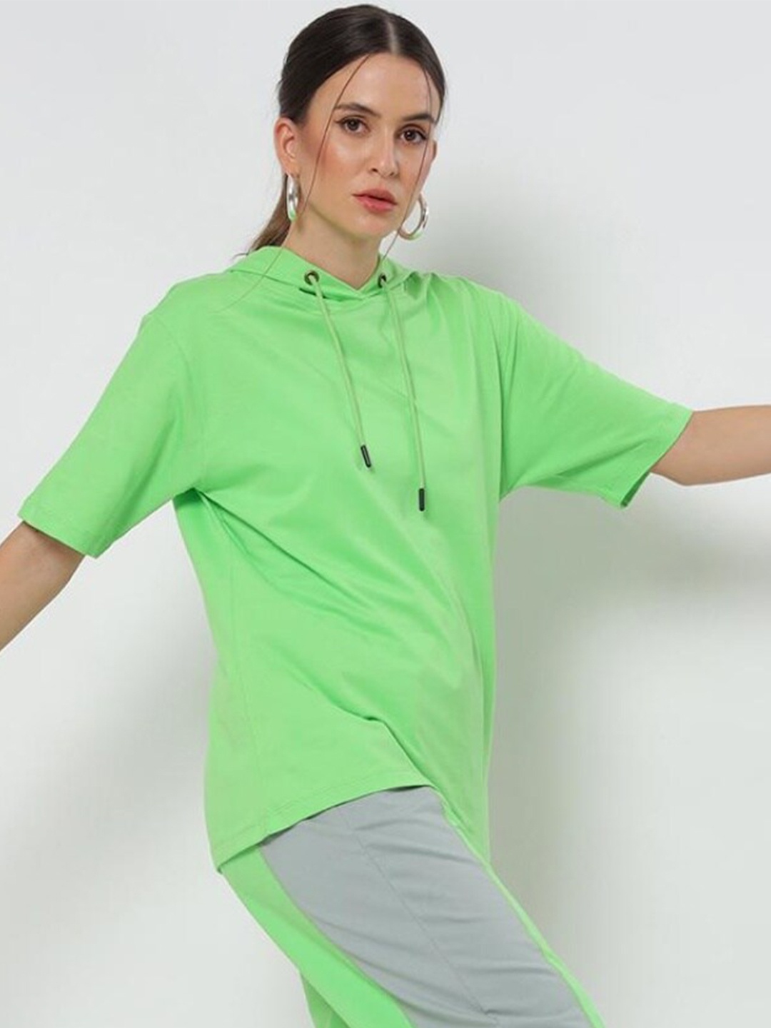 

Bewakoof Women Green Floral Henley Neck Pure Cotton Slim Fit T-shirt