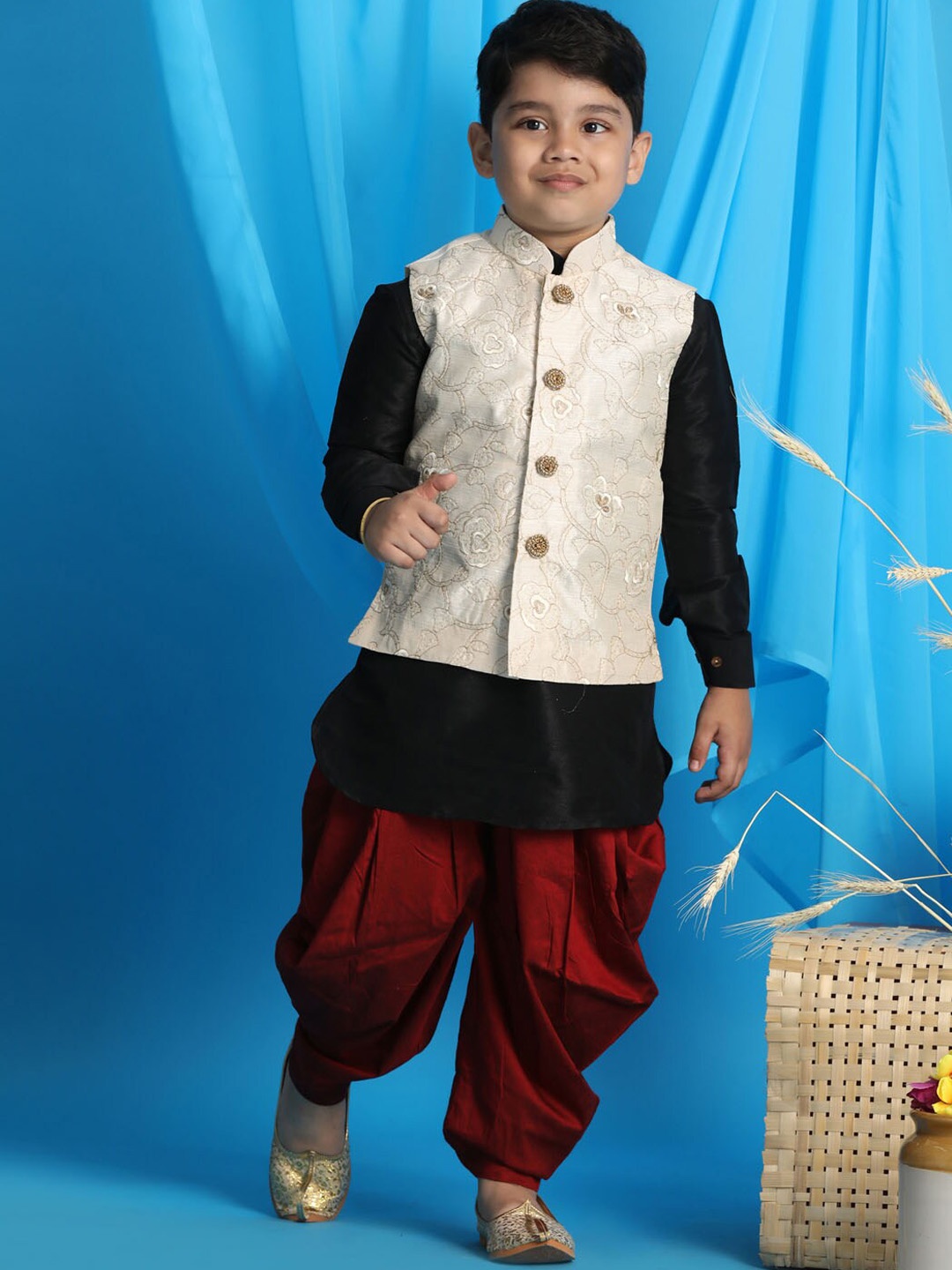

VASTRAMAY Boys Black Ethnic Motifs Sequinned Kurta with Patiala & Embroidered Nehru Jacket