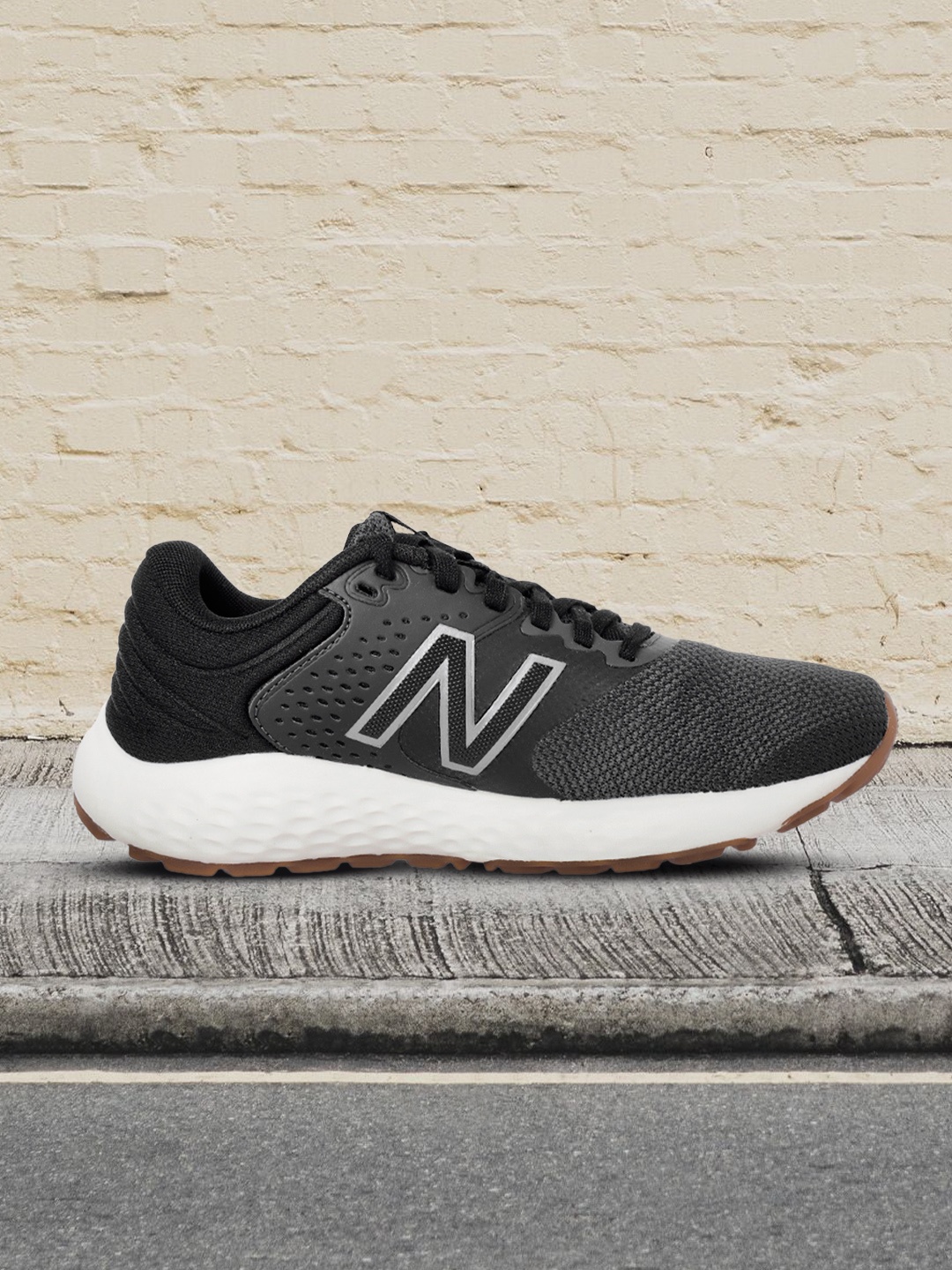 

New Balance Women Black Woven Design 520 Running Shoes