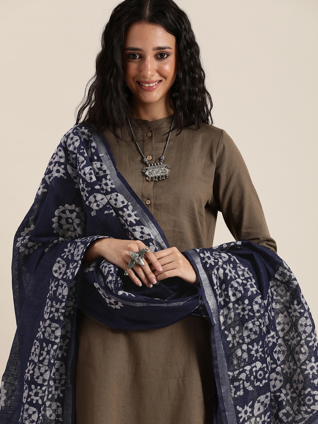 

Taavi Navy Blue & White Floral Dyed Pure Cotton Batik Bhagalpuri Dupatta