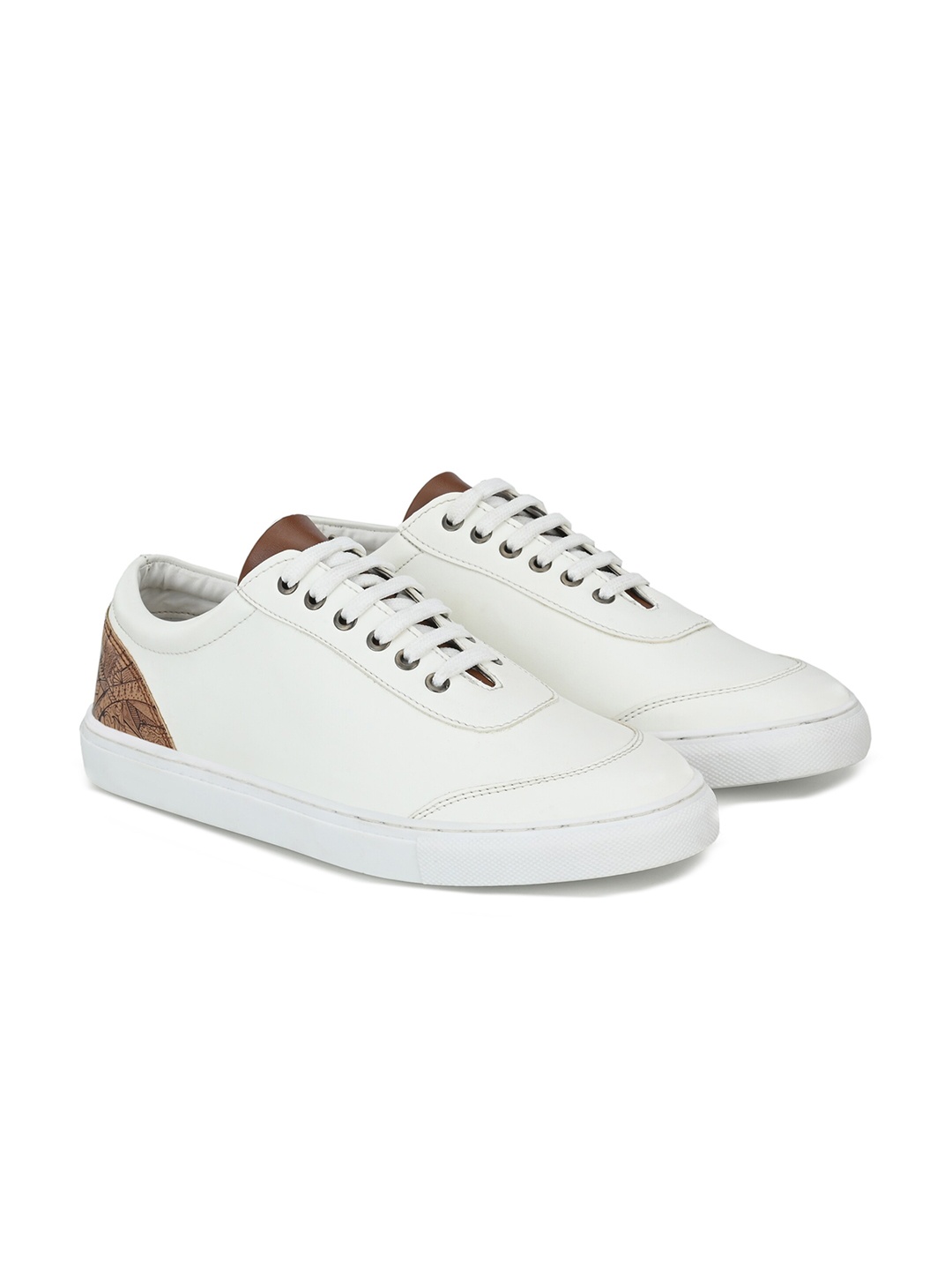 

KLEAT Men White Colourblocked Sneakers