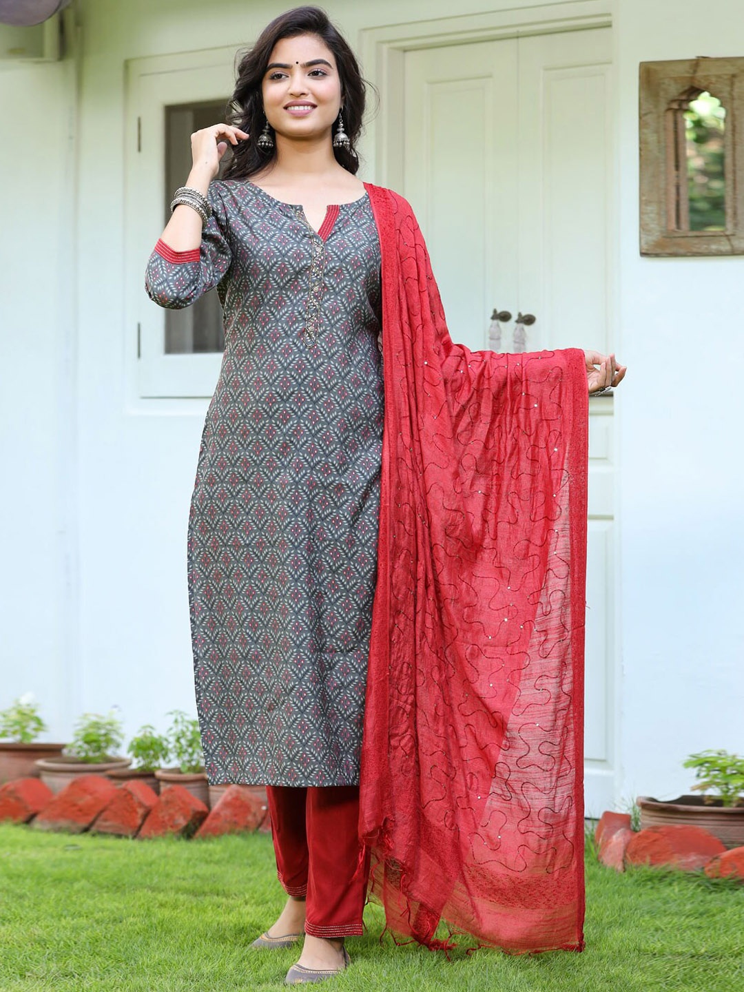 

Yufta Women Grey Floral Printed Sequinned Pure Cotton Kurta with Trousers & With Dupatta