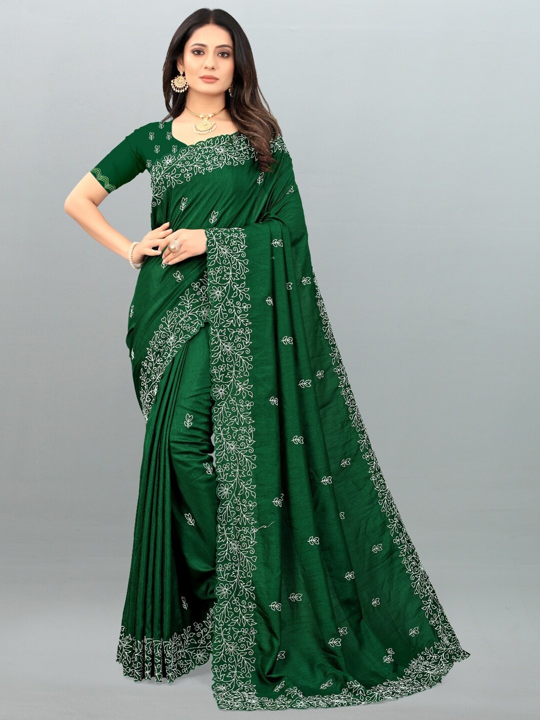 

GAJARAI Green & Off White Floral Embroidered Silk Blend Banarasi Saree