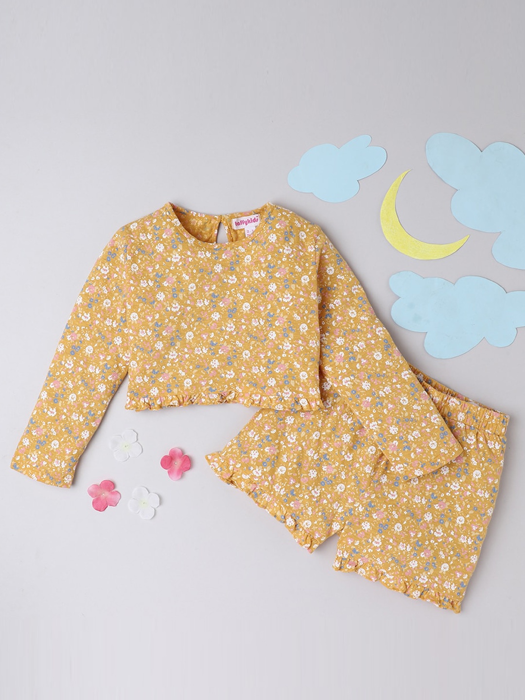

taffykids Girls Yellow & White Printed Top With Shorts