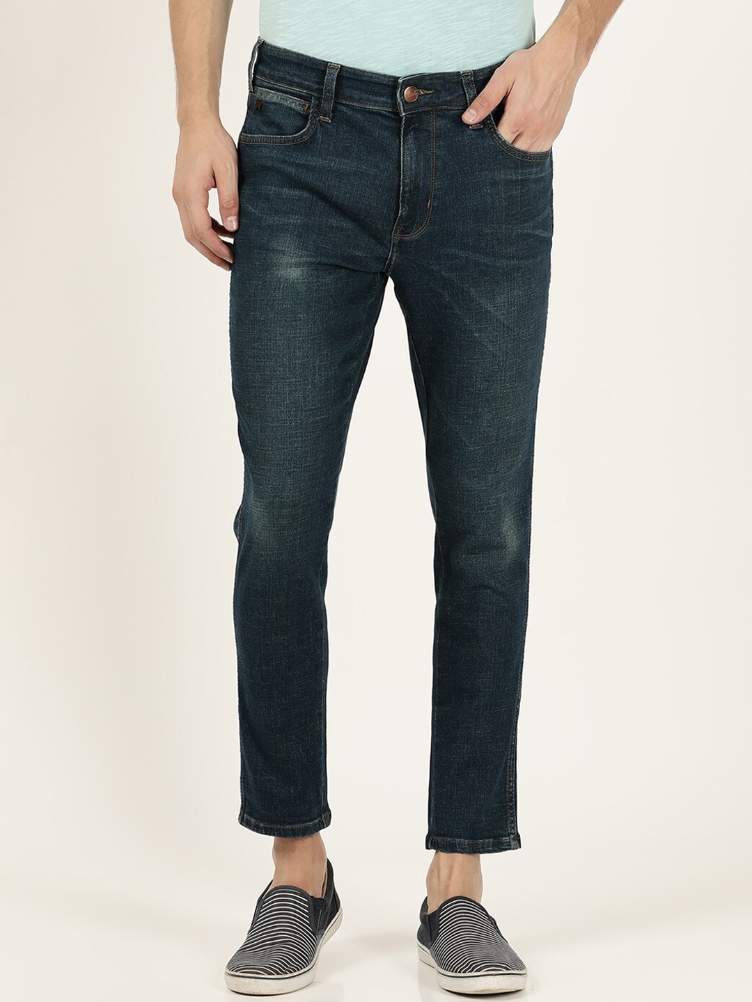 

Wrangler Men Blue Slim Fit Low Distress Light Fade Stretchable Jeans