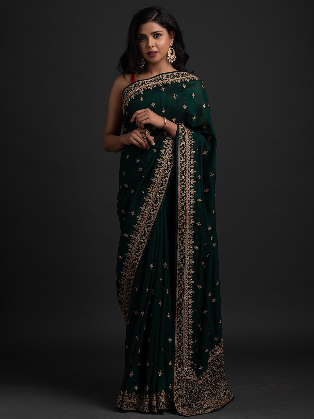 

Koskii Green & Gold-Toned Floral Embroidered Art Silk Saree