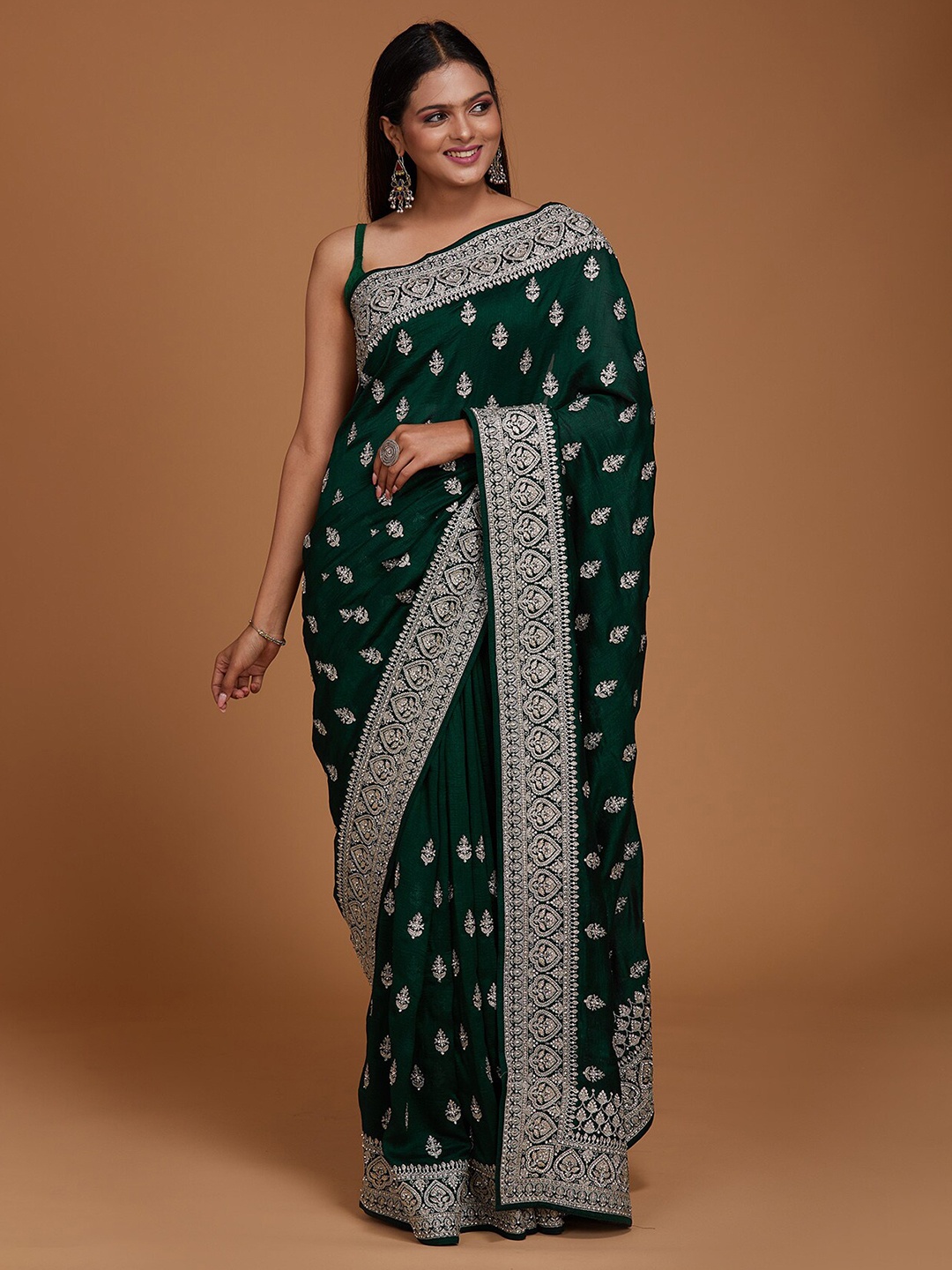 

Koskii Women Green & Silver-Toned Ombre Embroidered Art Silk Saree