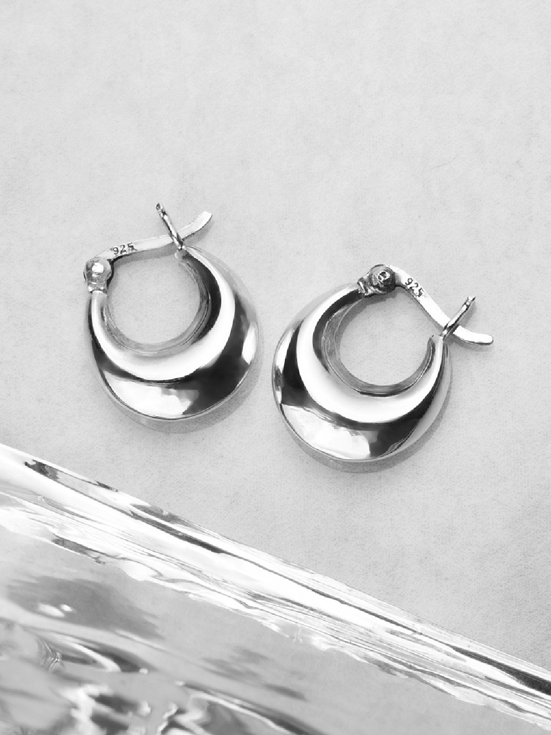 

Zavya 925 Sterling Silver Rhodium Plated Crescent Shaped Hoop Earrings