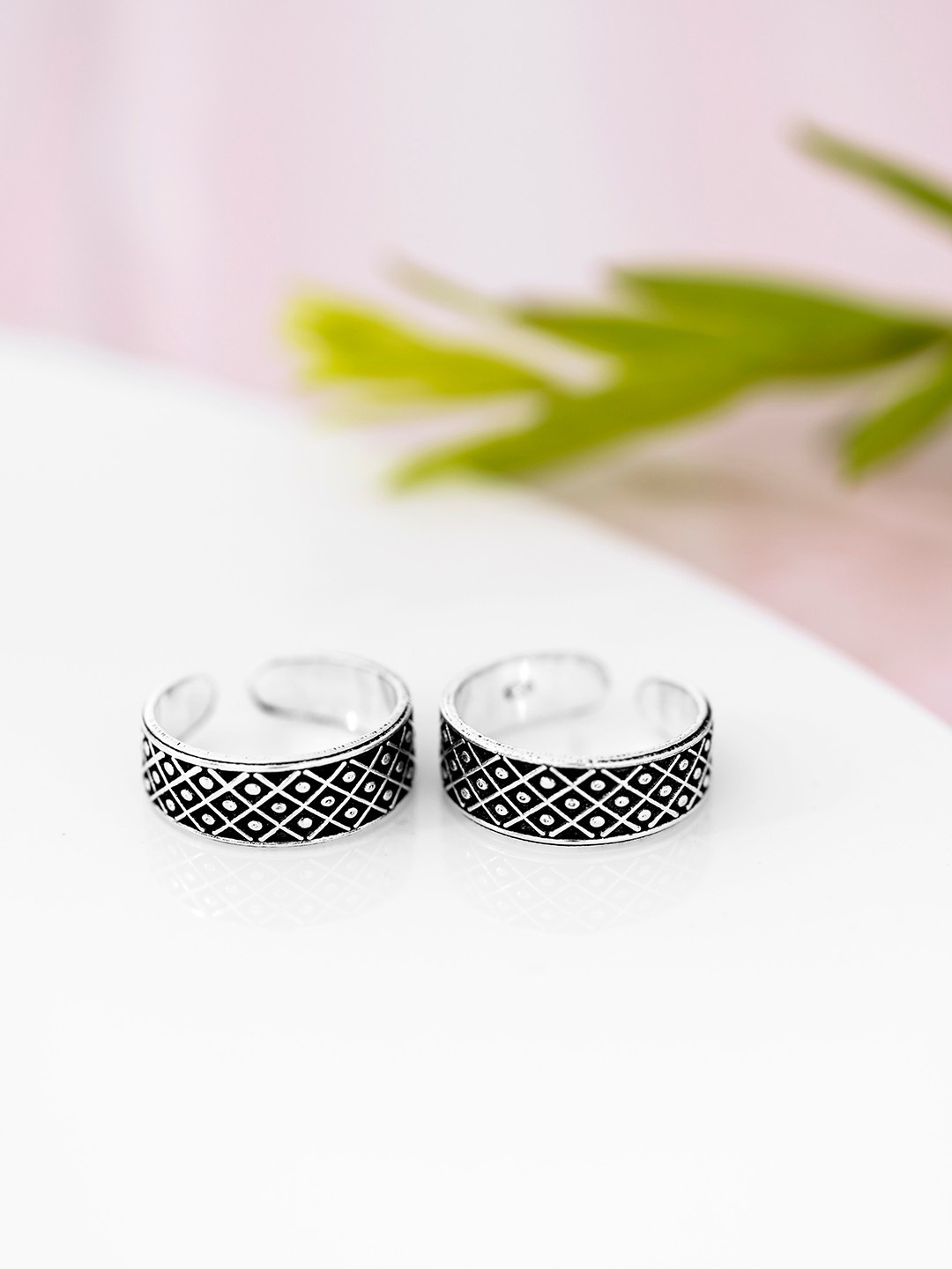

Zavya Women Set of 2 925 Oxidized Sterling Silver Silver-Plated Toe-Rings
