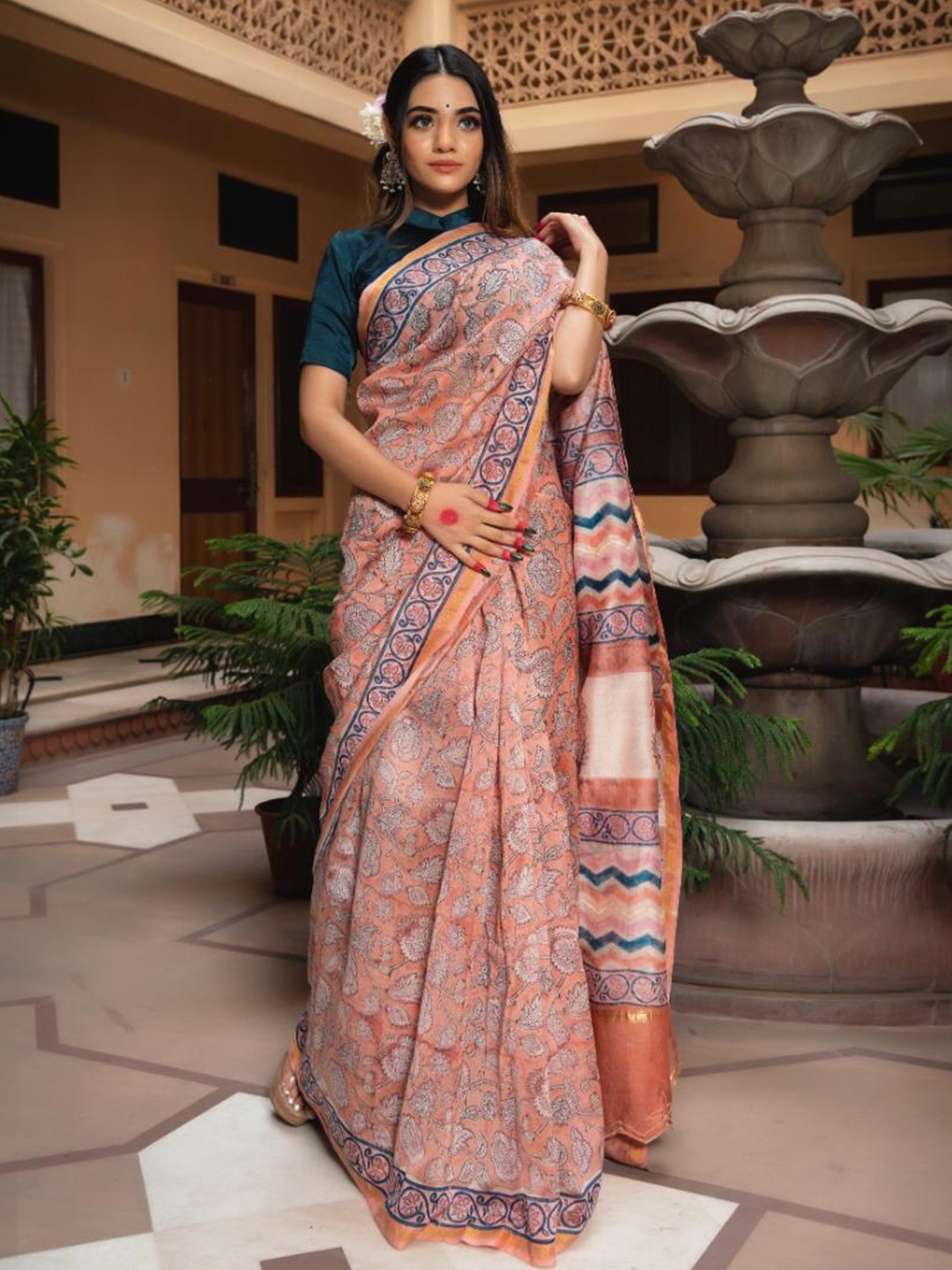 

Baisacrafts Coral & White Floral Art Silk Saree