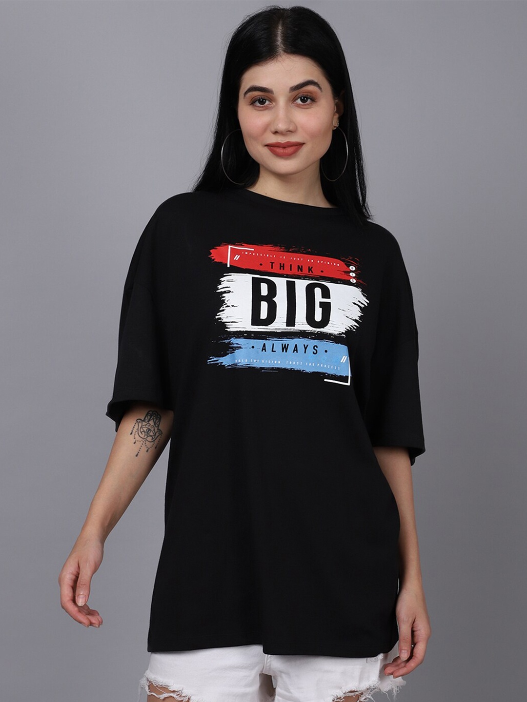 

DOOR74 Women Black Typography Printed Drop-Shoulder Sleeves Loose T-shirt
