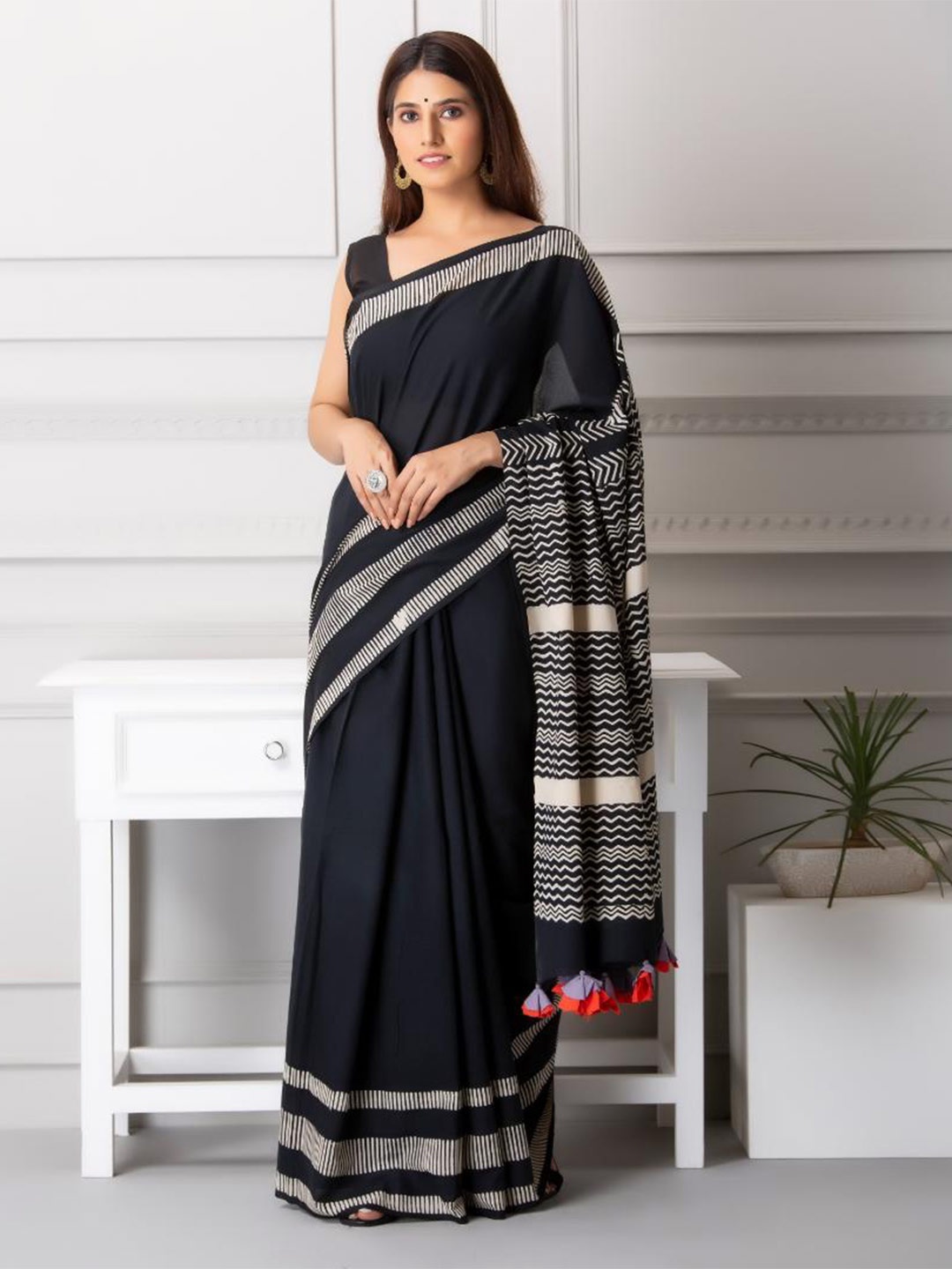 

Baisacrafts Black & White Pure Cotton Block Print Saree