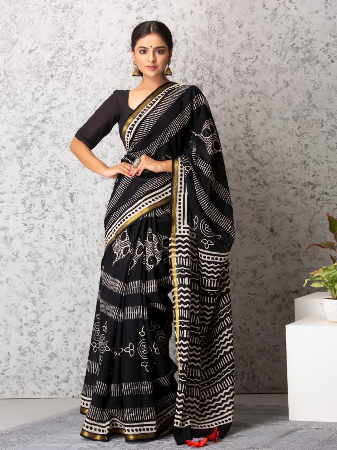 

Baisacrafts Black & White Ethnic Motifs Zari Pure Cotton Block Print Saree