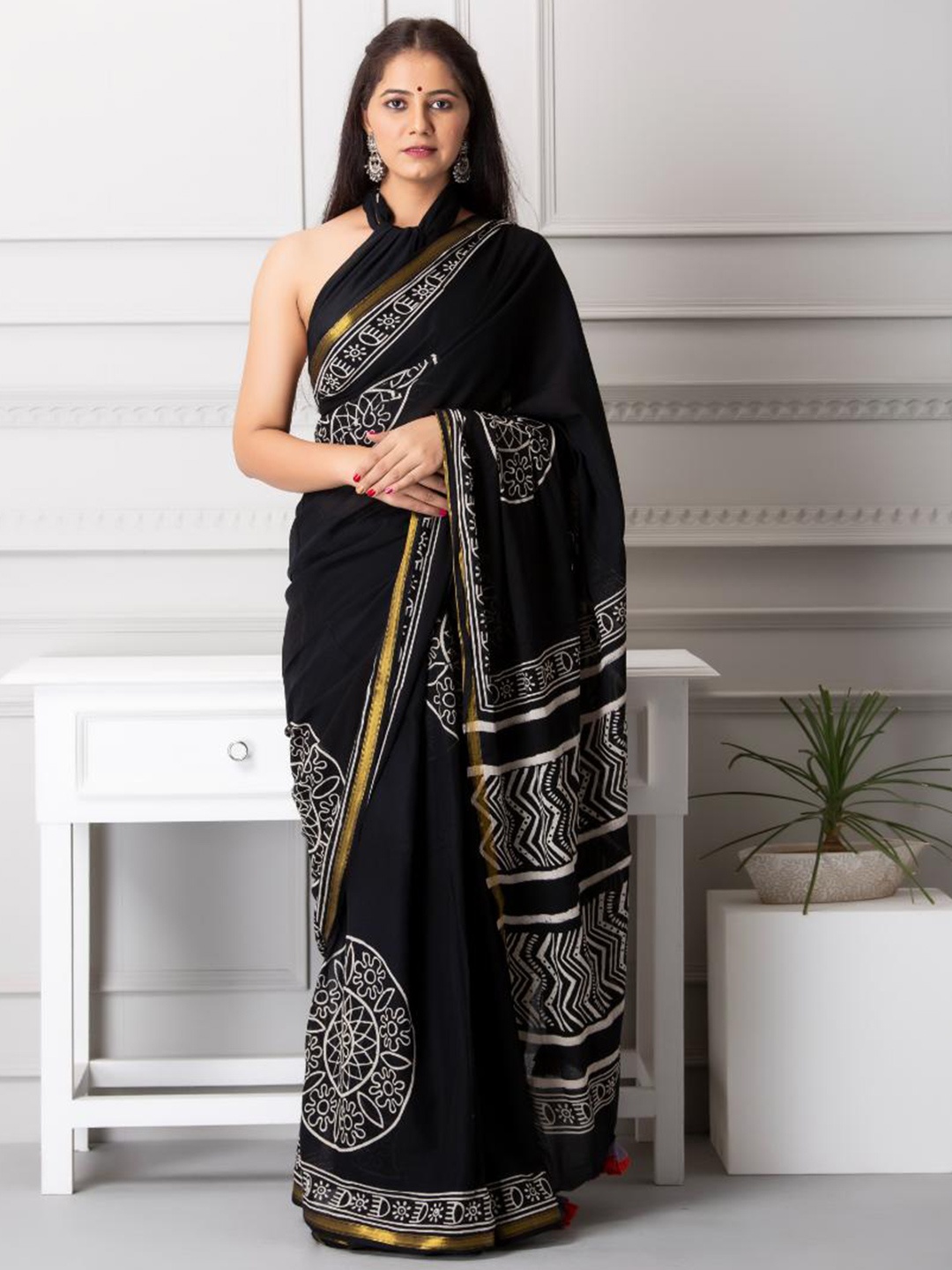 

Baisacrafts Black & White Ethnic Motifs Zari Pure Cotton Block Print Saree